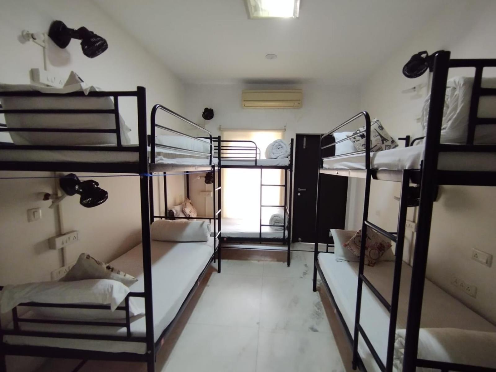A Sleepy Fox Hostel นิวเดลี ภายนอก รูปภาพ