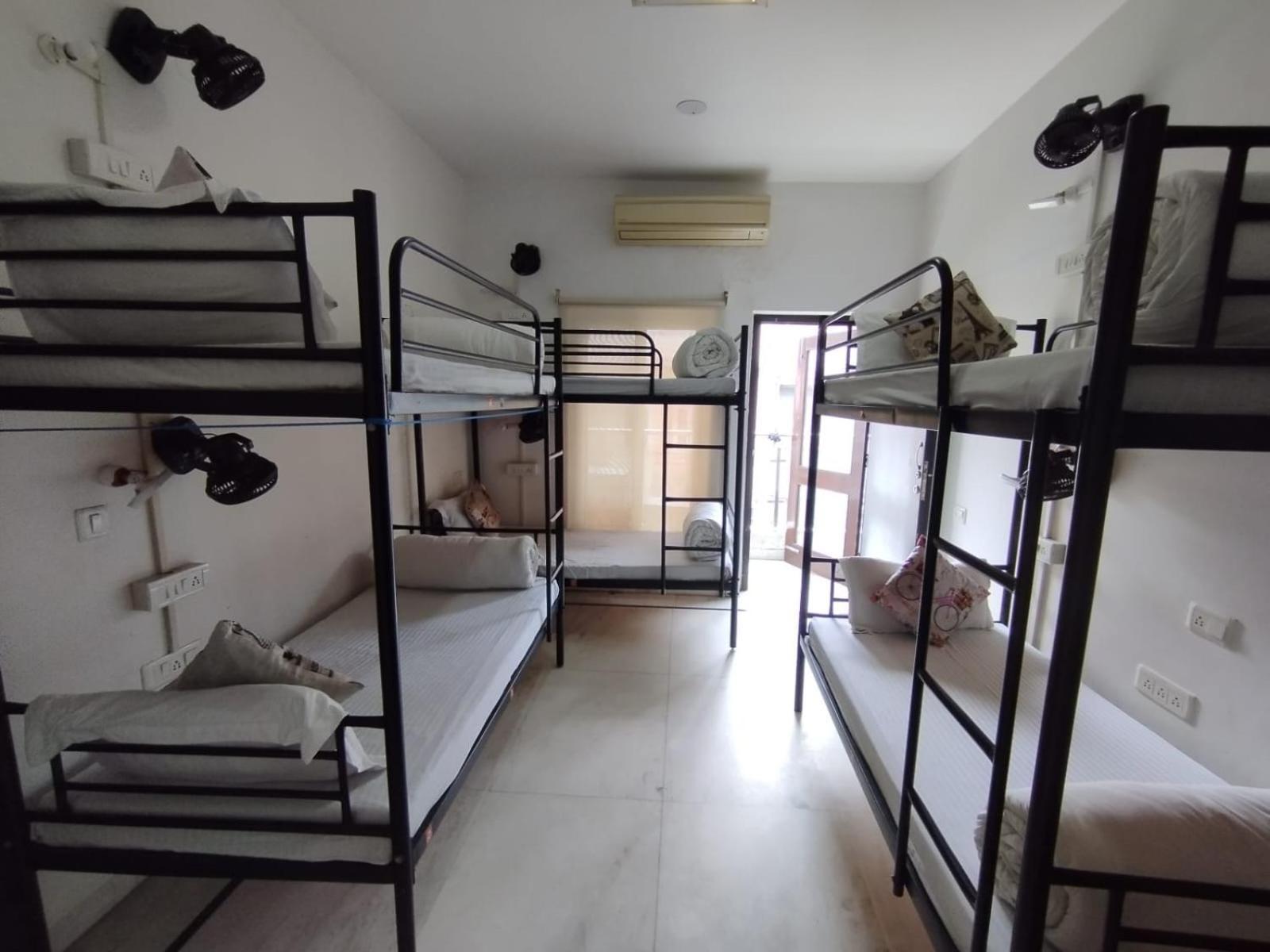 A Sleepy Fox Hostel นิวเดลี ภายนอก รูปภาพ