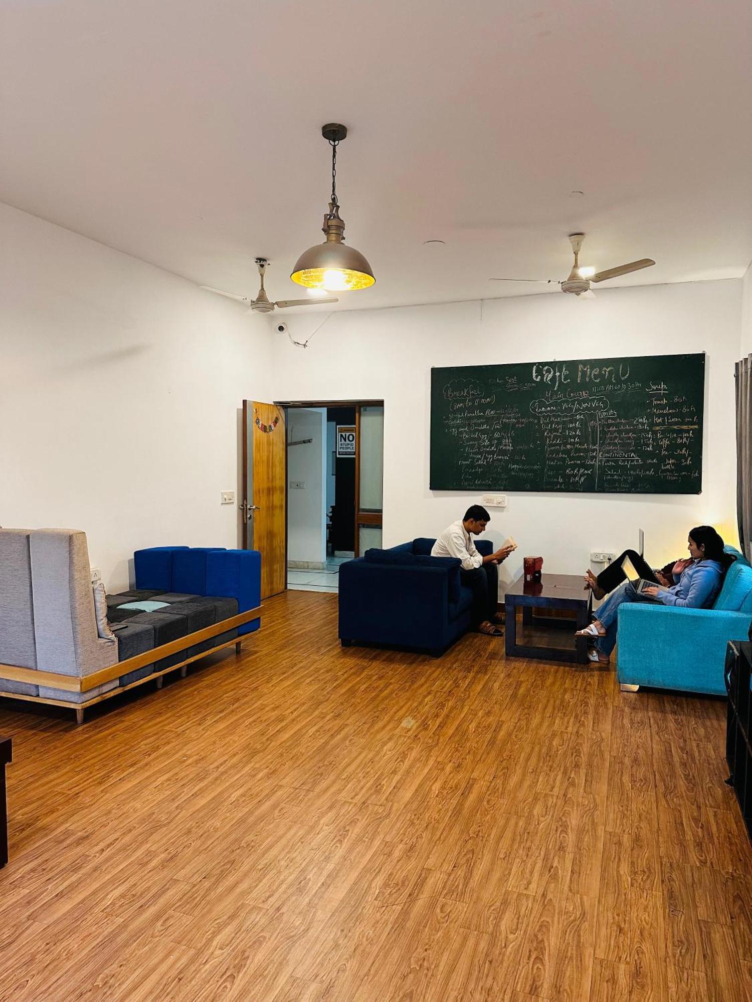 A Sleepy Fox Hostel นิวเดลี ภายนอก รูปภาพ