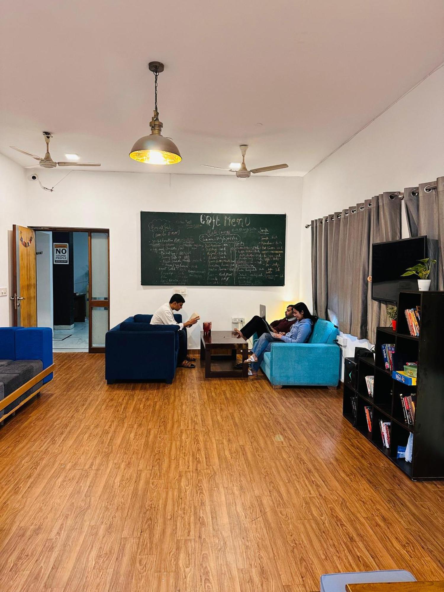 A Sleepy Fox Hostel นิวเดลี ภายนอก รูปภาพ